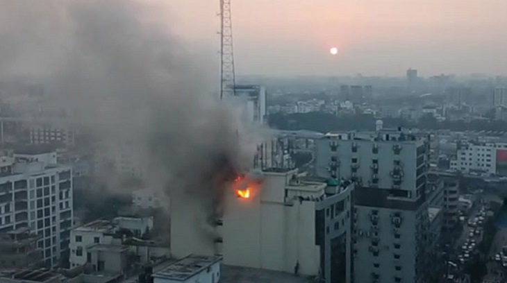 আগুন নিয়ন্ত্রণে এসেছে রাজধানীর মহাখালীর বহুতল ভবন খাজা টাওয়ারের